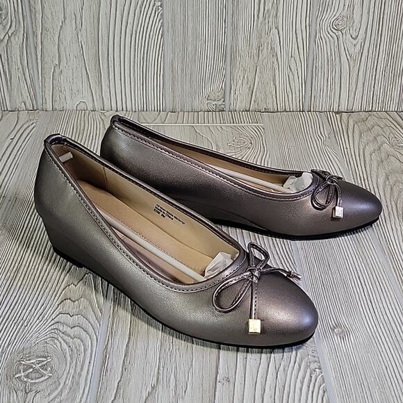 Salon Studio Slip On Metallic Wedge Shoes With Bow Womens Size 9 NEW - Picture 2 of 14